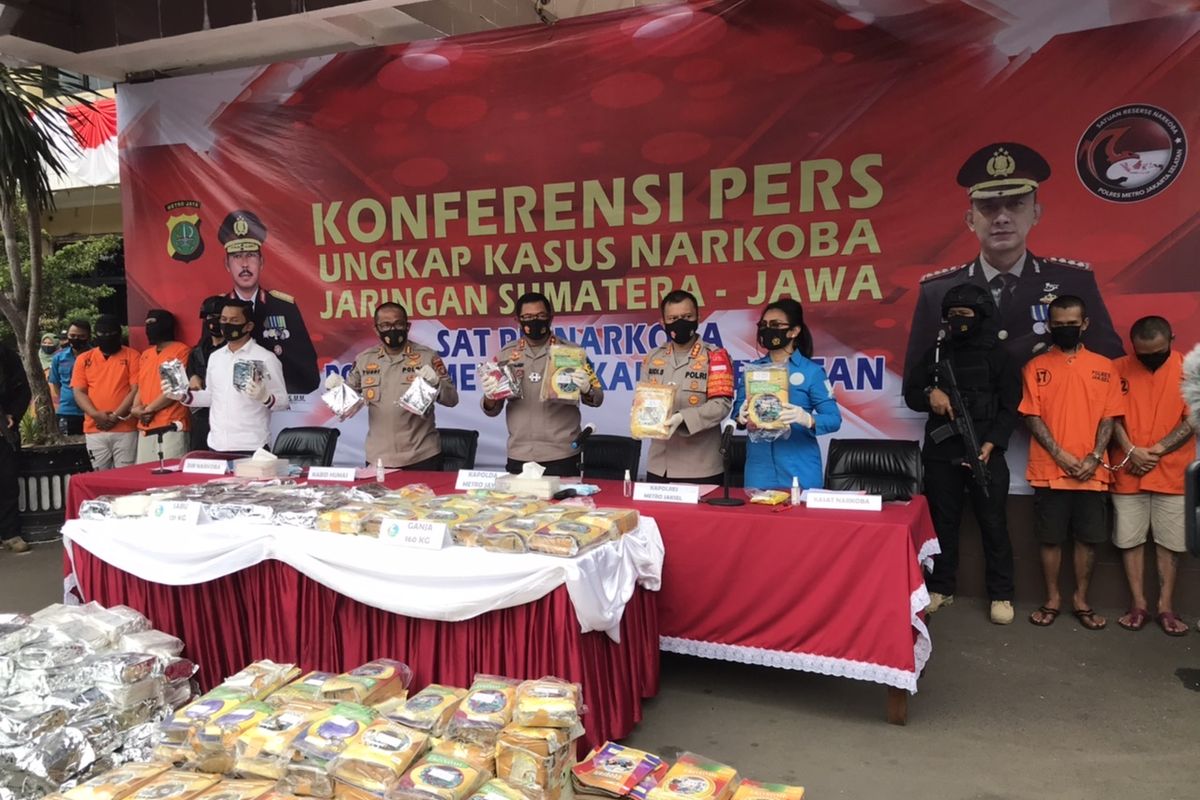 Polres Metro Jakarta Selatan menangkap empat orang pengedar narkotika jenis ganja dan sabu-sabu. Dari penangkapan, polisi mengamankan barang bukti 160 kilogram ganja dan 131 kilogram sabu.
