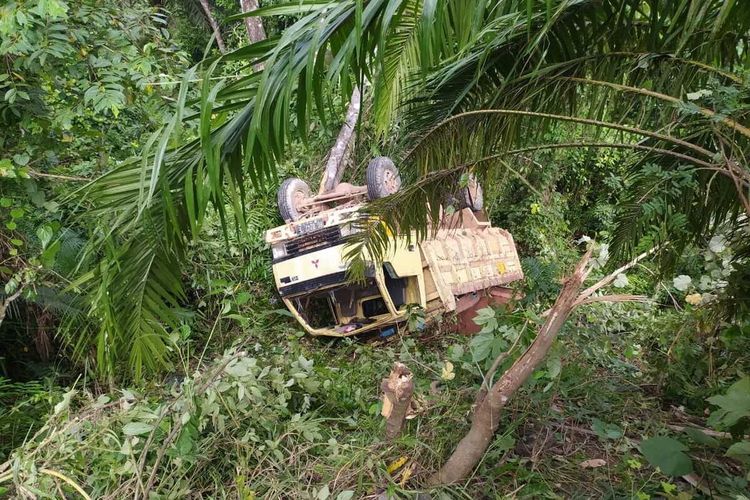 Mobil truk pengangkut pelajar yang terperosok di Desa Bunga Mas, Kecamatan Kikim Timur, Kabupaten Lahat, Sumatera Selatan, akibat mati mesin, Rabu (12/2/2020). Akibatnya, 31 pelajar yang menjadi penumpang mengalami luka-luka.