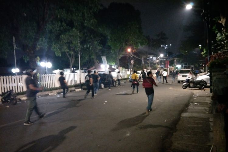Polisi berpakaian sipil tampak menyisir kawasan Jalan Palmerah Selatan untuk menangkapi demonstran yang rusuh sejak Rabu (25/9/2019) siang tadi.