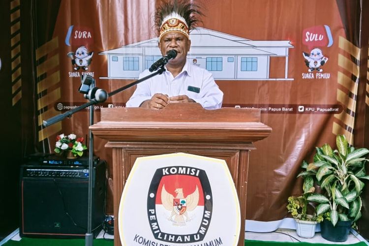 Ketua KPU Papua Barat Paskalis Semunya 