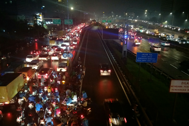 Sejumlah pengendara motor berhenti di akses masuk menuju tol Jakarta Outer Ring Road (JORR) kawasan Cilandak, Jakarta Selatan, imbas macet di Jalan TB Simatupang, Jakarta Selatan, Kamis (6/10/2022).
