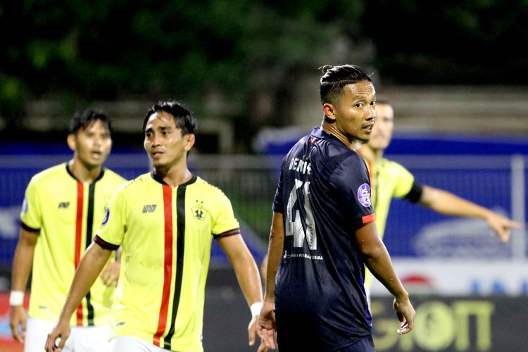 Pemain Arema FC Dendi Santoso saat pertandingan pekan 28 Liga 1 2021-2022 melawan Persik Kediri yang berakhir dengan skor 0-1 di Stadion I Gusti Ngurah Rai Denpasar, Minggu (27/2/2022) malam.