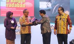 Mentan SYL Terima Penghargaan Nugra Jasa Dharma Pustaloka dari Perpusnas RI