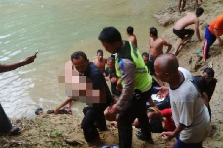 Bocah tewas saat dievakuasi dari dasar sungai oleh anggota Koramil Kota Pamekasan. Dua bocah ditemukan tewas saat mandi di sungai yang dianggap angker oleh warga. 
