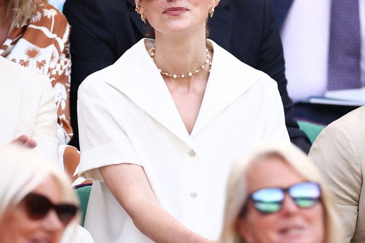 Keira Knightley menghadiri Wimbledon Championships 2025 di The All England Lawn Tennis and Croquet Club di Wimbledon, London, Inggris, pada Minggu (13/7/2025).