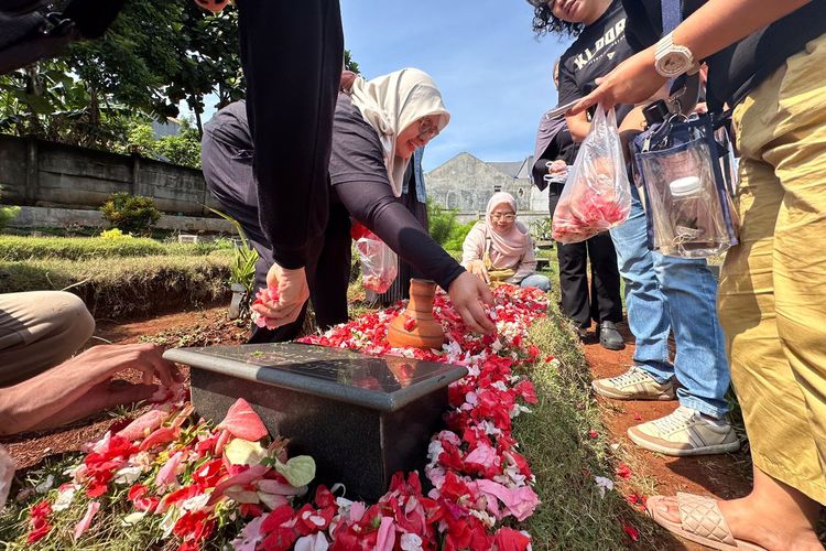 Redaksi Kompas.com berziarah ke makam Mohamad Latip di Taman Pemakaman Umum (TPU) Tirta Jaya, Depok, Jawa Barat pada Sabtu (13/9/2025).