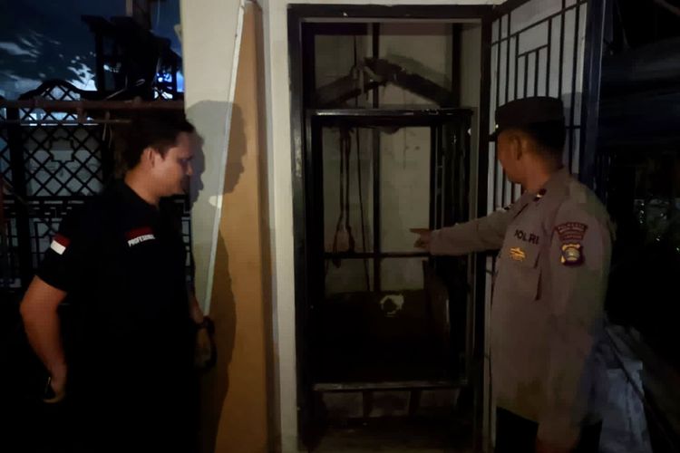Lift barang yang jatuh dan menewaskan 7 orang tukang bangunan di Bandar Lampung, Rabu (5/7/2023).