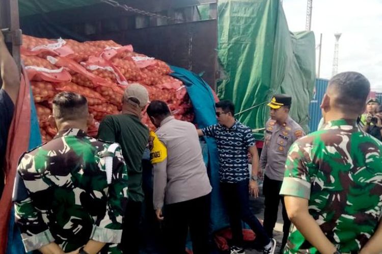 Aparat penegak hukum menggagalkan masuknya bawang bombay ilegal di Pelabuhan Tanjung Emas, Kota Semarang sebanyak 133 ton, Jumat (2/1/2026).  