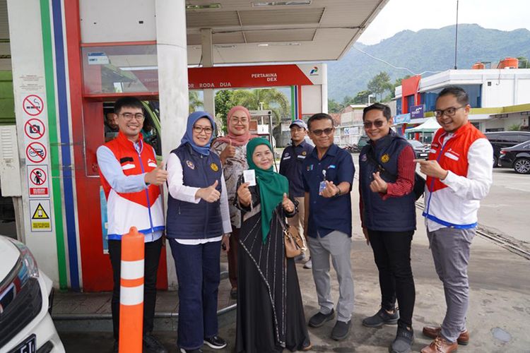 Kepala Badan Pengatur Hilir Minyak dan Gas Bumi (BPH Migas) Erika Retnowati beserta jajarannya saat mengunjungi salah satu SPBU di Garut, Kamis (13/4/2023).