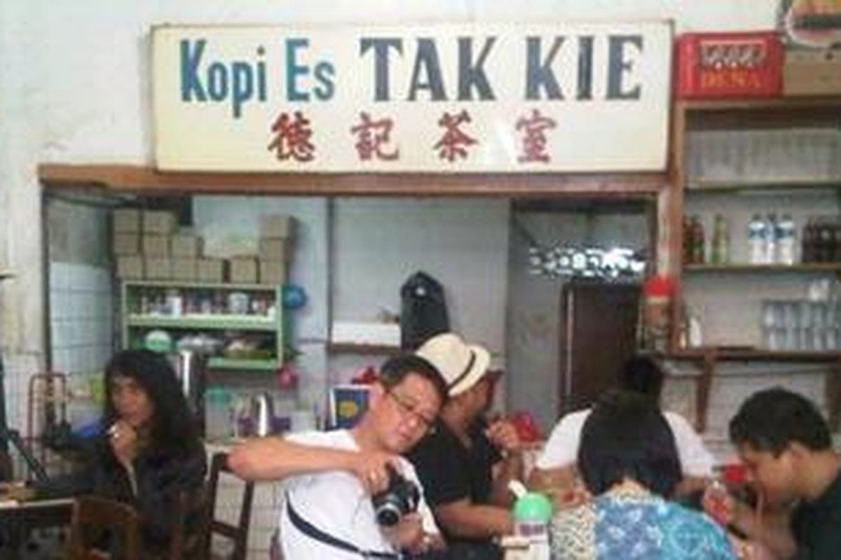 Suasana Kedai kopi Tak Kei yang sudah berdiri sejak tahun 1927. Kedai ini berada di Jalan Gajah Mada, kawasan Pancoran, Kelurahan Pinangsia, Kecamatan Taman Sari, Jakarta Barat, tepatnya gang Pintu Besar Selatan III, kawasan Glodok.. 