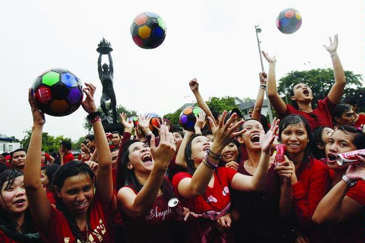 Ratusan anak muda mengikuti lagu dengan gerakan 