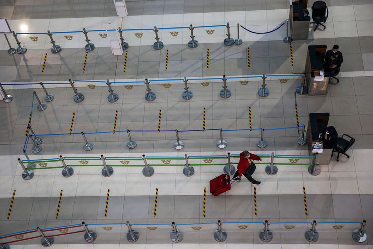 Penumpang saat tiba di terminal 3 Bandara Soekarno-Hatta, Tangerang, Banten, Selasa (12/5/2020). PT Angkasa Pura II mengeluarkan tujuh prosedur baru bagi penumpang penerbangan rute domestik selama masa dilarang mudik Idul Fitri 1441 H di Bandara Internasional Soekarno-Hatta.