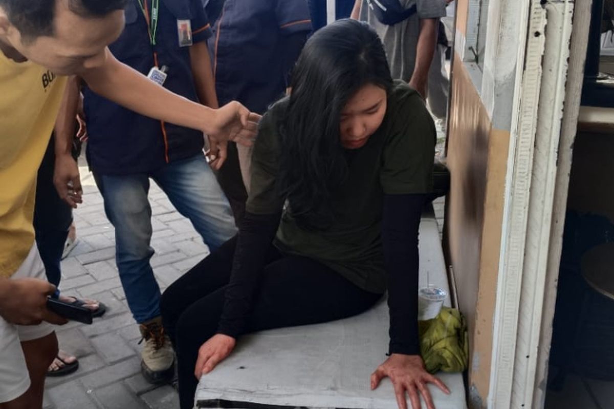 Tersangka begal taksi online di Surabaya, Rabu (2/10/2024).