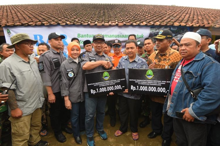 Gubernur Jawa Barat Ridwan Kamil saat menyerahkan bantuan kemanusiaan kepada Pemkab Pandeglang, Kamis (27/12/2018). Pemprov Jabar memberikan dana bantuan senilai Rp 3 miliar bagi tiga daerah terdampak tsunami yakni Pemkab Lampung Selatan, Pemkab Pandeglang dan Pemkab Serang. 