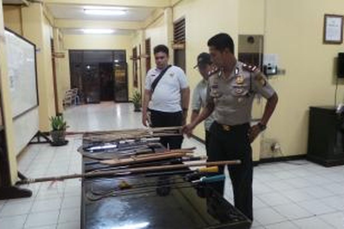 Puluhan senjata tajam disita dari Kebon Singkong dan Cipinang Jagal dalam operasi gabungan polisi di dua wilayah yang kerap dilanda tawuran tersebut. Kamis (29/8/2013).
