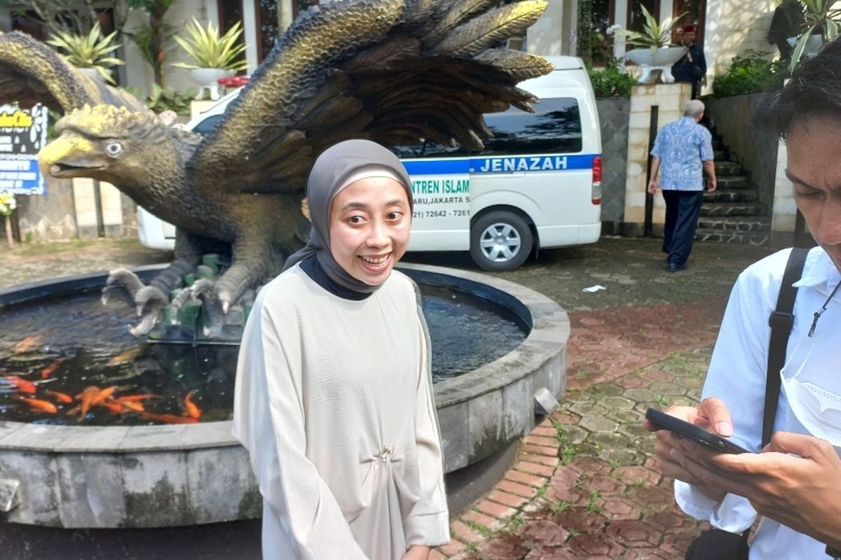 Anisa Yusida, anak kedua almarhum politikus senior Partai Gerindra M Taufik di rumah duka, Jalan SD Lama, Pondok Ranggon, Jakarta Timur, Kamis (4/5/2023).