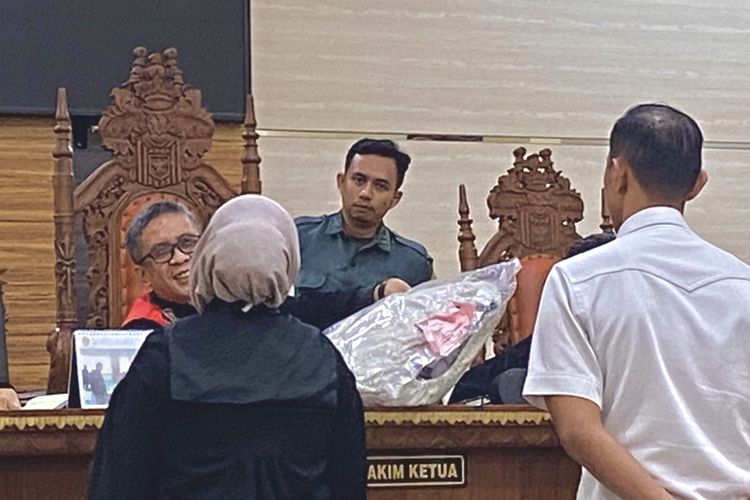 Majelis hakim memeriksa bantal bermerek Hermes yang menjadi barang bukti perkara Adelia Putri Salma di PN Tanjung Karang, Rabu (7/2/2024).