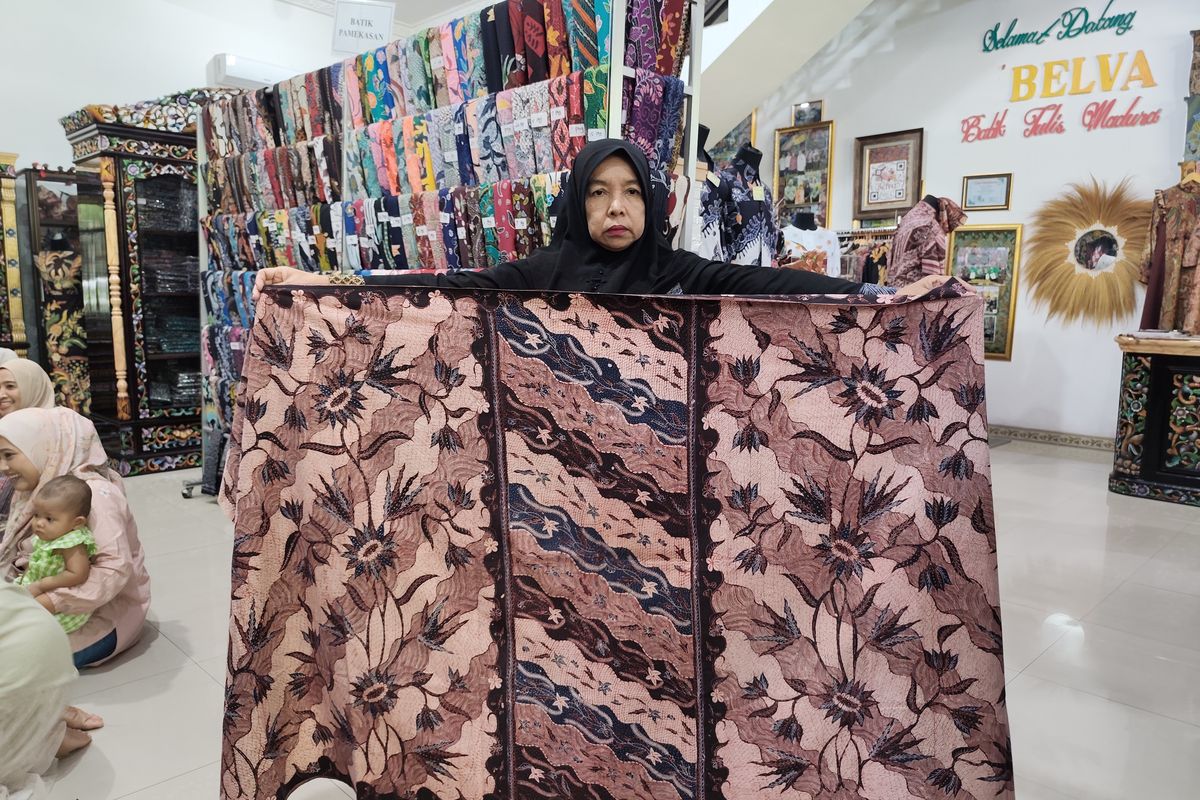 Hj Husnun Nikmah menunjukkan kain batik gentongan dengan motif tasek malaja di galeri batik Belva miliknya. 