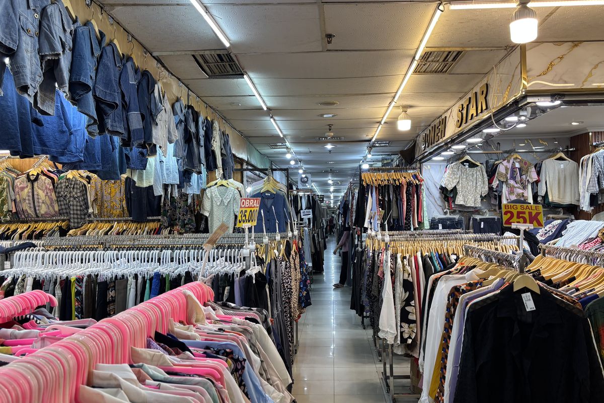 Suasana Pasar Baru, Jakarta Pusat, Kamis (30/10/2025). Rencana pemerintah menindak impor pakaian bekas ilegal tak menyurutkan minat anak muda terhadap thrifting. Simak cerita Aza dan Malihah berikut ini.