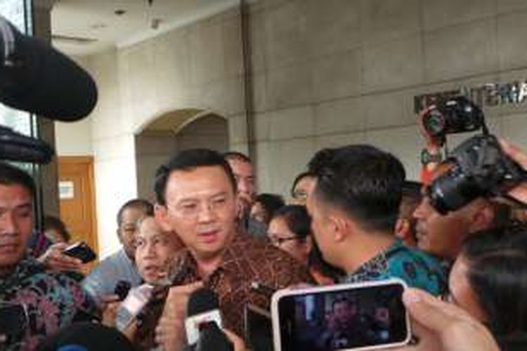 Gubernur DKI Jakarta Basuki Tjahaja Purnama atau Ahok saat mendatangi Bareskrim Mabes Polri, Senin (24/10/2016). Ahok memberi klarifikasi kepada penyelidik Bareskrim terkait pernyataannya yang mengutip ayat suci di Kepulauan Seribu beberapa waktu lalu. 