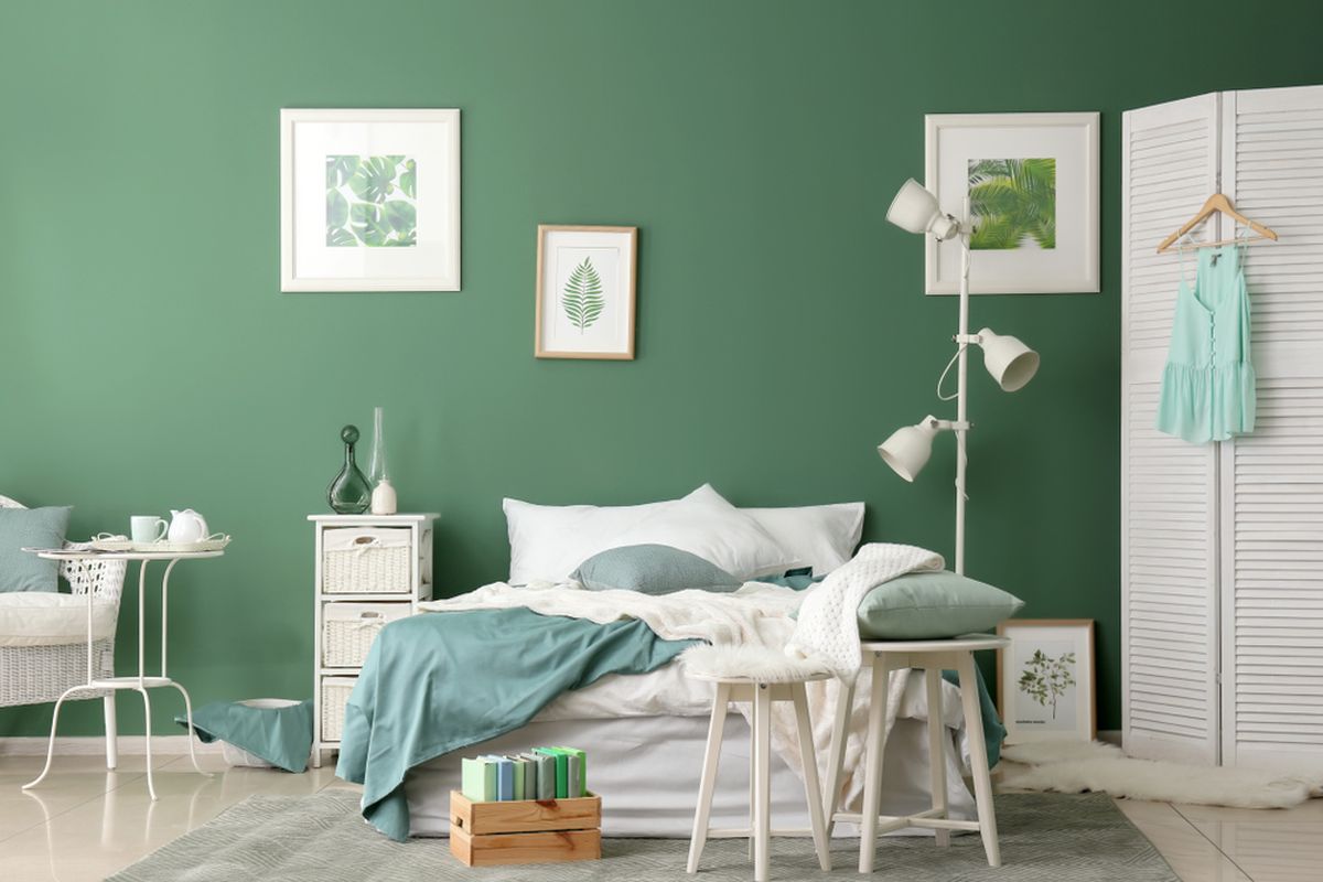 Ilustrasi kamar tidur dengan dinding warna sage green. 