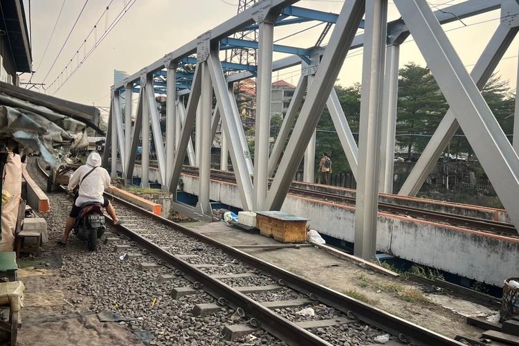 Tahu Ancamannya Nyawa, Pengendara Motor di Petamburan Jakpus Tetap Nekat Melintas di Rel Kereta