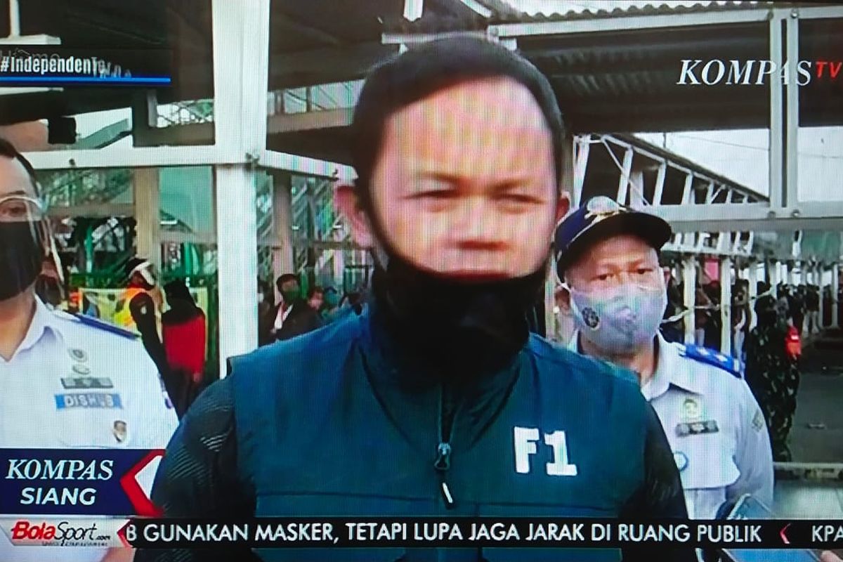 Wali Kota Bogor Bima Arya meninjau antrean calon penumpang Kereta Rel Listrik ( KRL) Commuter Line tujuan Jakarta di Stasiun Bogor pada Senin (22/6/2020) pagi.