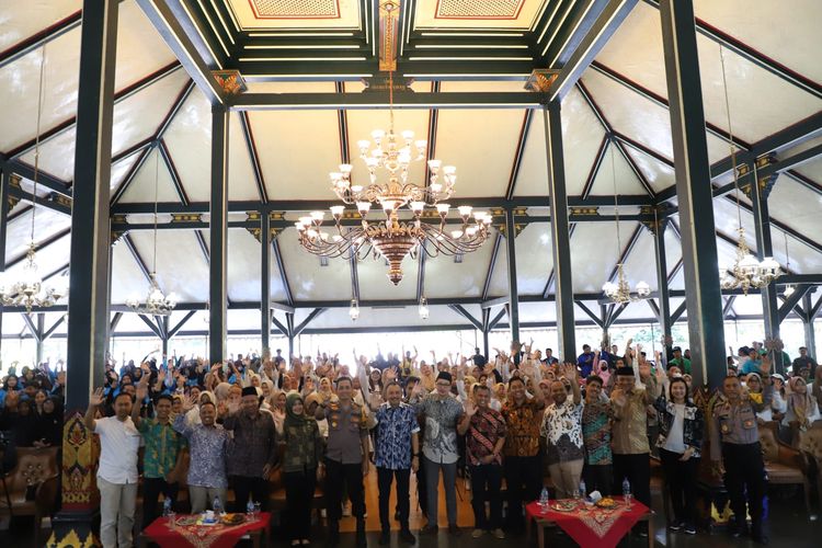 Peringatan May Day ataua Hari Buruh Internasional di Kabupaten Purworejo Jawa Tengah digelar berbeda dengan yang digelar di Ibukota Jakarta. 