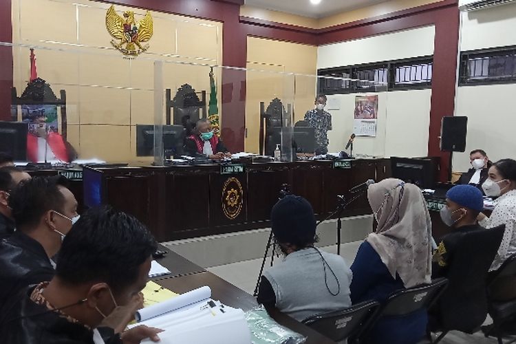 Salah satu korban kasus Binomo Indra Kenz, berinisial IP mengaku mengalami kerugian hingga Rp 28 Miliar. Hal itu ia sampaikan saat sidang pemeriksaan saksi digelar di PN Tangerang, Jumat (26/8/2022)