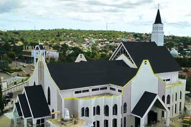 Gereja Katedral Keuskupan Agung Kupang yang baru direnovasi oleh Kementerian PUPR. Renovasi dilakukan menyusul hancurnya katerdral karena dihantam badai Seroja tahun 2021 lalu. Kapasistas rumah ibadat ini bisa menampung 800 orang.
