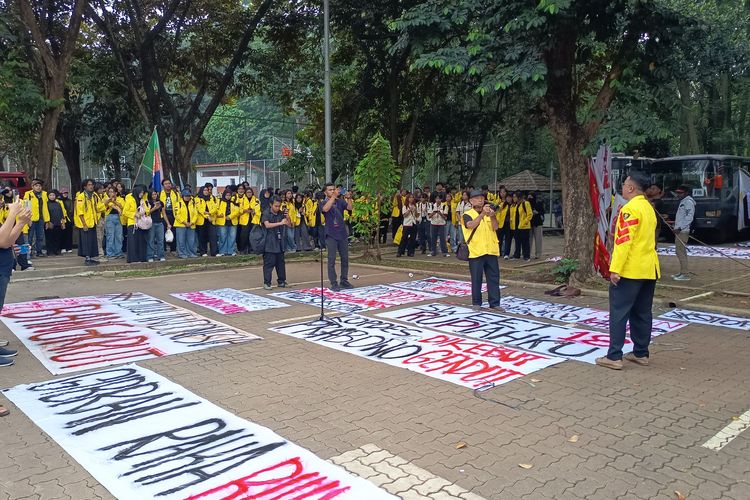 BEM UI Siap Bergerak ke Bundaran HI, Bus dan Angkot Berjejer Angkut Pendemo