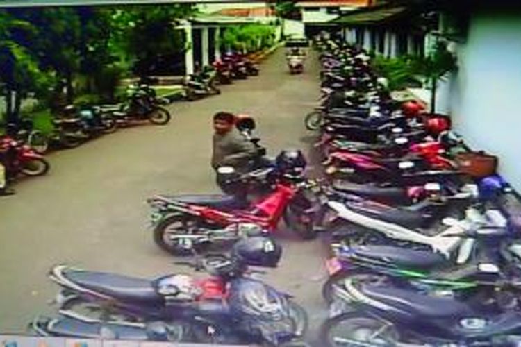 Wajah pelaku pencuri sepeda motor yang terekam kamera CCTV di halaman kantor Bupati Brebes.
