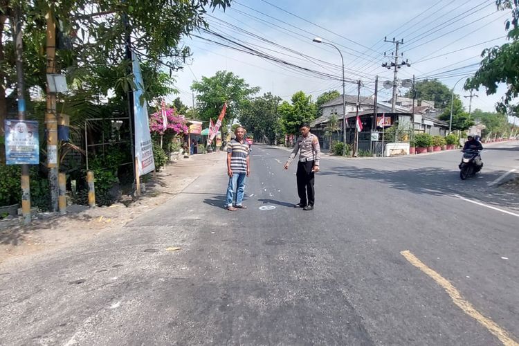 Lansia di Gresik Tewas Tertabrak Mobil Operasional PLN Saat Menyeberang
