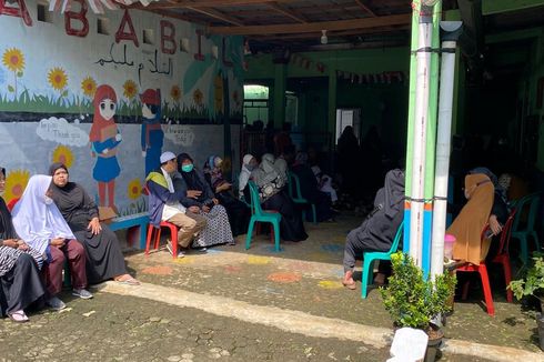 Isak Tangis Orangtua Adnan Korban Tembok Roboh MTsN 19 Saat Pelayat Memeluknya...