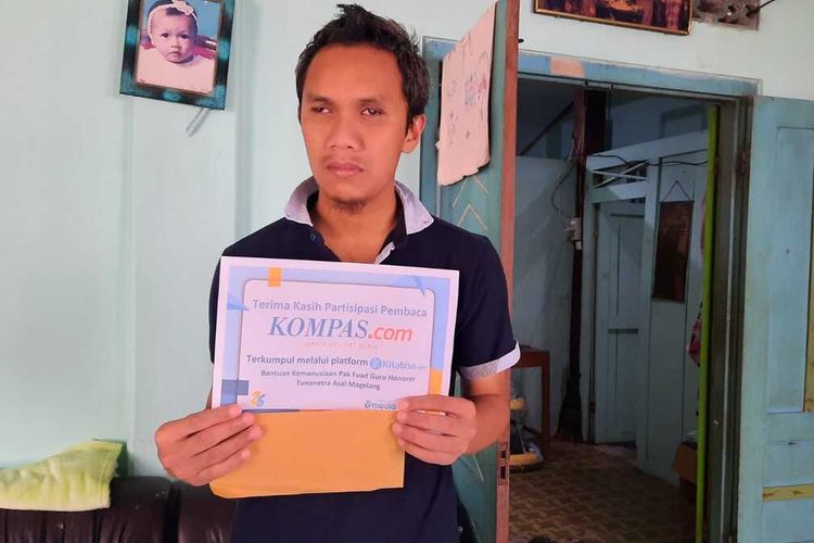Muhammad Fuad Gufron (31), penyandang disabilitas netra yang menjadi guru honorer di SLB menerima bantuan dari pembaca Kompas.com, Kamis (10/3/2022).