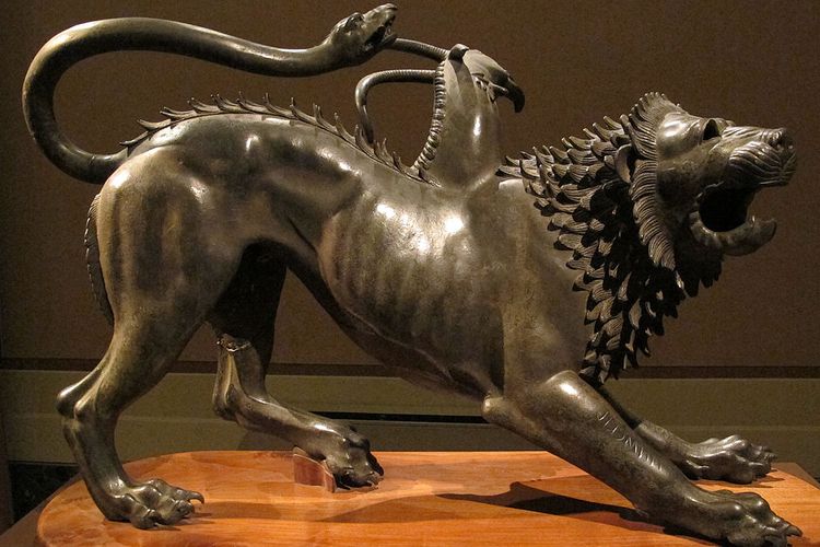 Patung Chimera, makluk dalam mitologi Yunani yang berkepala singa dengan kepala kambing di punggungnya dan berekor ular.