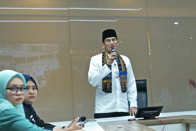 Wakil Gubernur DKI Jakarta Sandiaga Uno saat konferensi pers evaluasi penataan Tanah Abang, Jakarta Pusat, di Balai Kota DKI Jakarta, Jumat (5/1/2018).