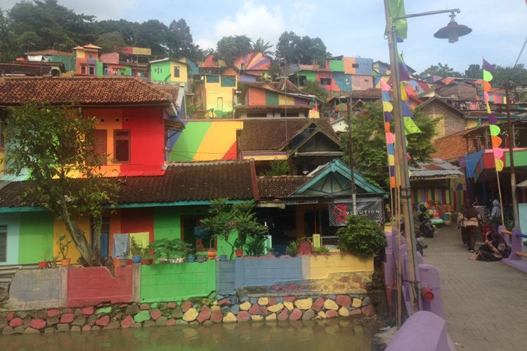 Perkembangan kampung warna-warni di Kelurahan Kalisari, Kota Semarang. Gambar diambil Selasa (2/5/2017) siang. 