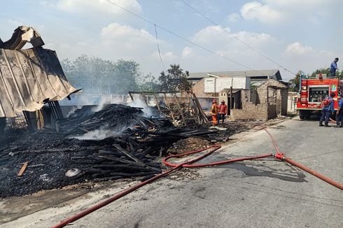 Gudang Kayu di Bekasi Ludes Dilalap Api Pembakaran Sampah