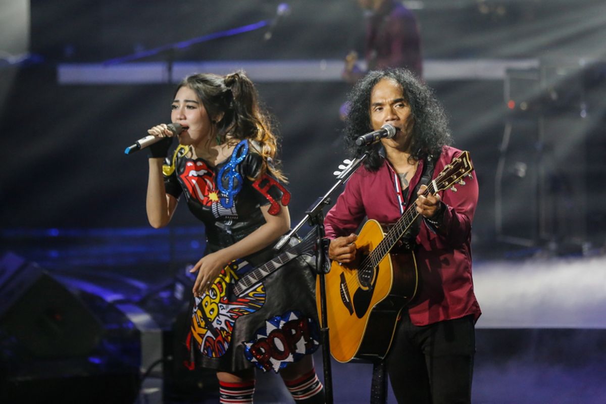 Grup band Slank beraksi dalam konser Slank in Love di Balai Sarbini, Jakarta, Selasa (27/2/2018). Slank tampil membawakan sejumlah tembang andalan mereka Slank in Love, I Miss You but I Hate You, Mawar merah dalam konser yang bertemakan Cinta ini.
