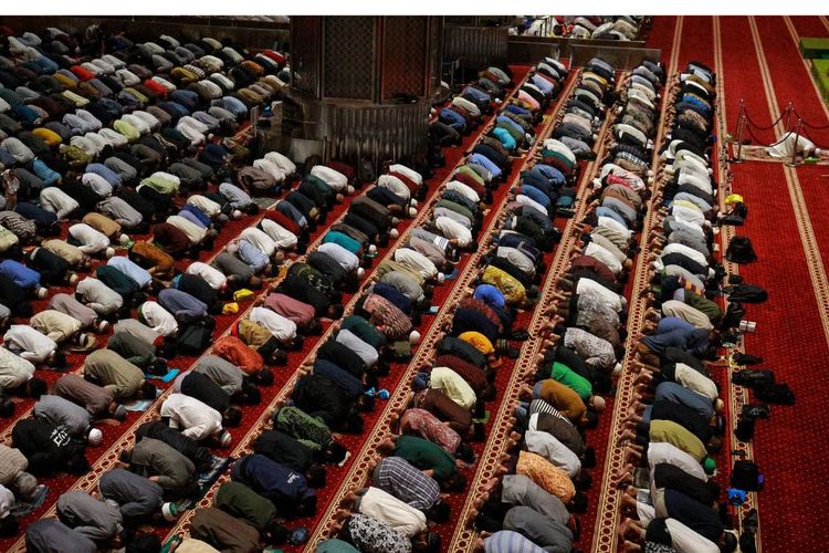 Bolehkah Imam Shalat Sambil Duduk? Ini Hukum dan Posisi Makmumnya
