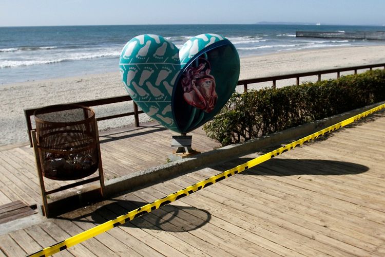 Kaset polisi terlihat di dekat pantai dan Mexico-A.S. pagar perbatasan, setelah pantai kota ditutup sebagai bagian dari langkah sosial untuk mengendalikan penyebaran penyakit virus korona (COVID-19), di Tijuana, Meksiko 30 Maret 2020.