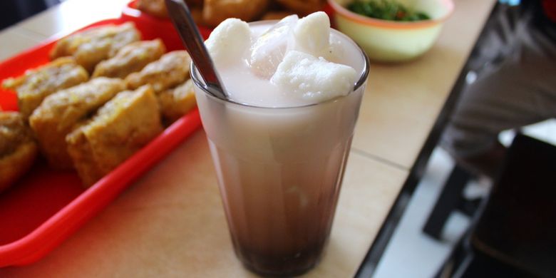 Es Semanggi Magelang, es yang satu ini menggunakan sirup warna warni yang khas, susu dan aneka isi atau topping tradisional. 