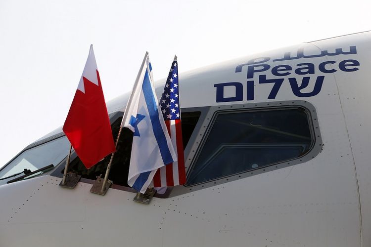Bendera nasional Bahrain, Israel dan Amerika dilampirkan pada pesawat pembawa bendera Israel El Al yang akan menerbangkan delegasi Israel, ditemani oleh para ajudan AS, ke Bahrain untuk meresmikan hubungan dan memperluas kerja sama Teluk, di bandara Ben Gurion di Lod, dekat Telp. Aviv, Israel Minggu, 18 Oktober 2020. 