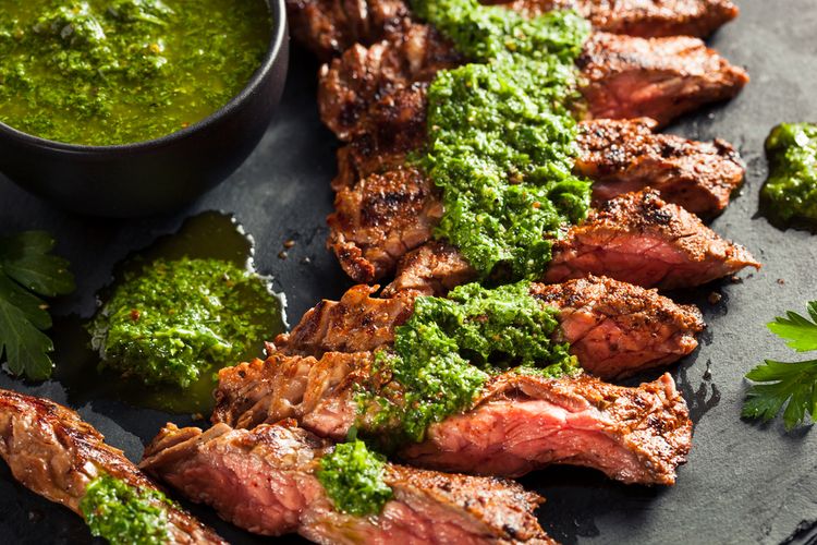 Steak dengan saus chimichurri. 