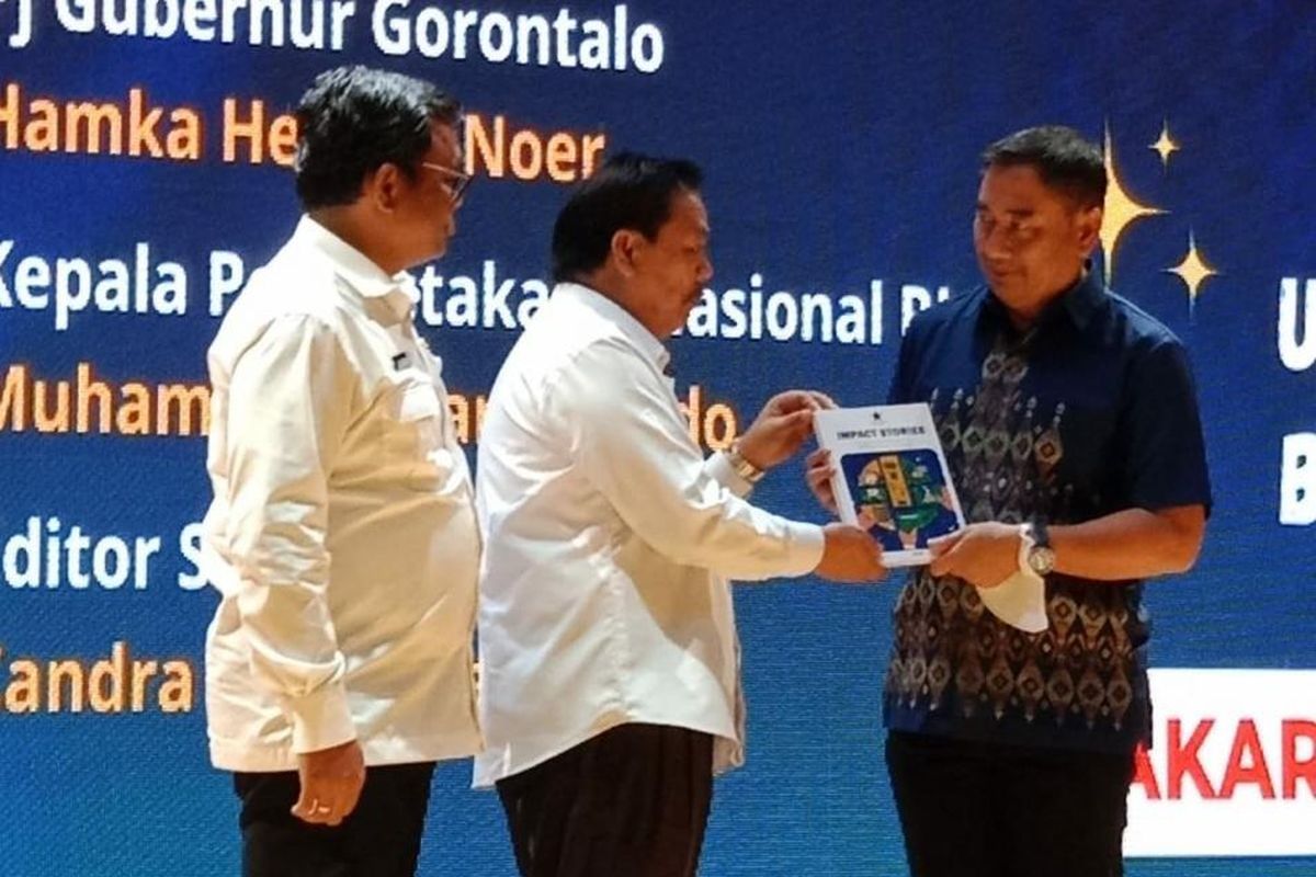 Bupati Bone Bolango Hamim Pou meluncurkan buku ?Belajar dari Bone Bolango? dalam kegiatan Peningkatan Indeks Literasi Masyarakat (PILM) di Gedung Layanan Perpustakaan Nasional (Perpusnas), Senin (27/3/2023).

