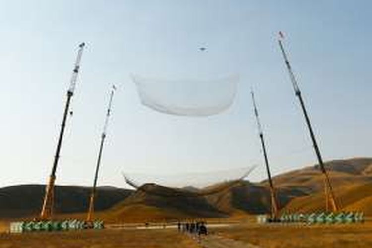 Inilah detik-detik Luke Aikins mendarat di jaring pengaman berukuran 30 X  30 meter yang dibentangkan di sebuah titik di Lembah Simi, California, AS.