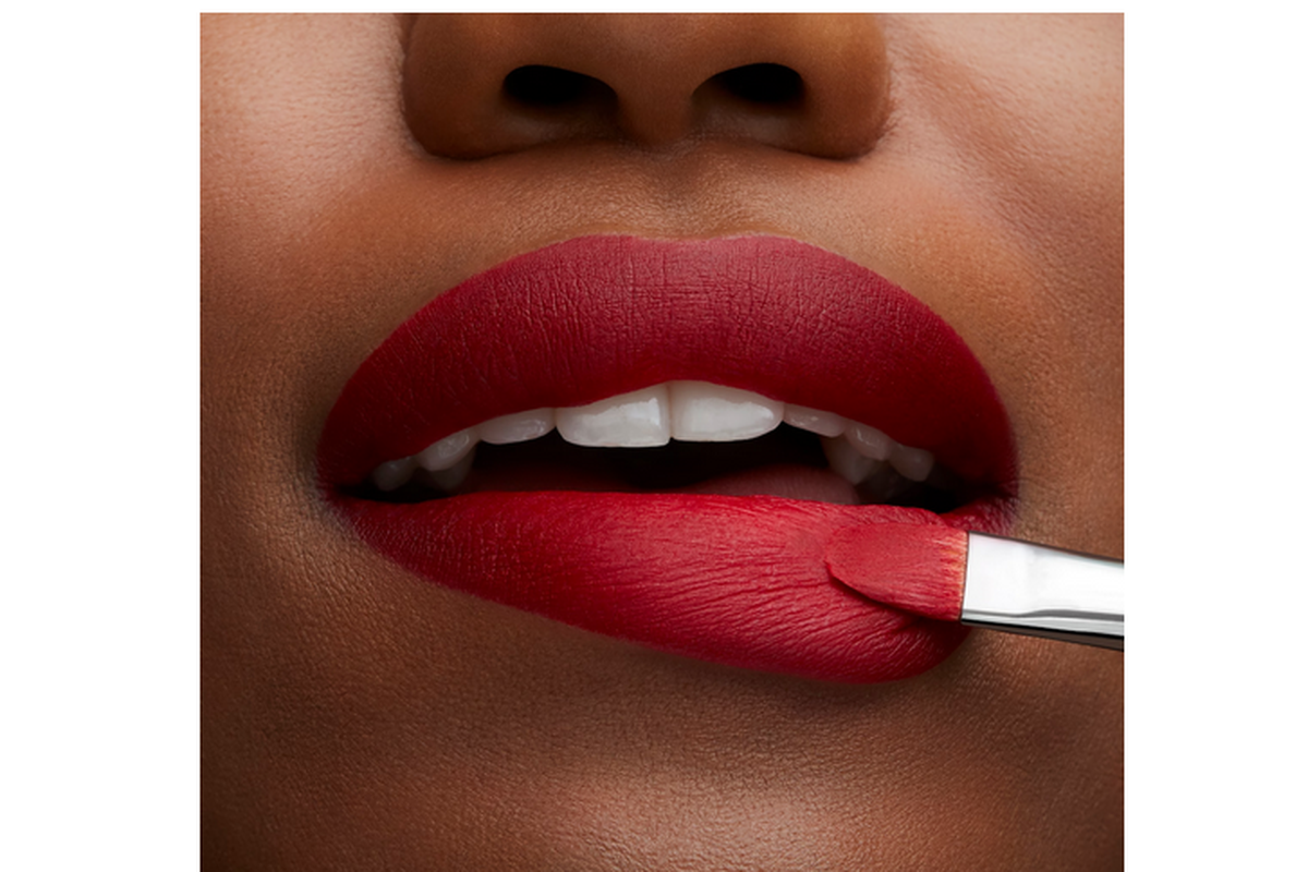 Lipstik merah Ruby Woo MAC Cosmetics menjadi pilihan ikonik bagi para perempuan