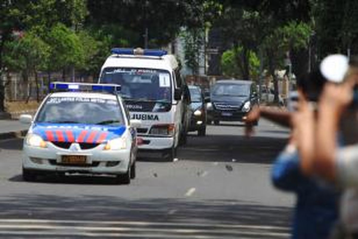 Iring-iringan mobil yang membawa jenazah dua terpidana mati kasus penyelundupan narkoba oleh kelompok 'Bali Nine' asal Australia, Myuran Sukumaran dan Andrew Chan, tiba di Rumah Duka Abadi, Jakarta Barat, Rabu (29/4/2015). Delapan orang terpidana mati kasus narkotika dieksekusi mati dini hari tadi di Lembaga Pemasyarakatan Nusakambangan, Cilacap, Jawa Tengah. KOMPAS IMAGES/KRISTIANTO PURNOMO