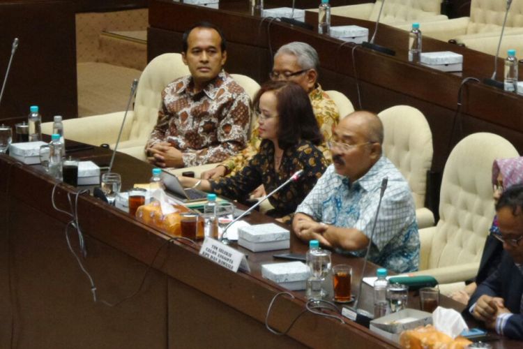 Anggota Tim Panitia Seleksi komisioner KPU-Bawaslu dalam rapat bersama Komisi II DPR di Kompleks Parlemen, Senayan, Jakarta, Kamis (30/3/2017).